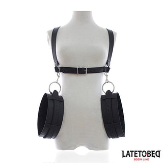 Latetobed Open Leg Bondage: Svart BDSM-sele med stora manschetter och justerbara remmar visas på en klädform; Latetobed BDSM Line-logotyp i hörnet. Idealisk för fasthållning eller för att utforska öppna bondagepositioner.