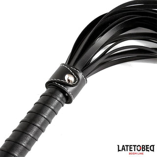 Närbild av Latetobed Premium Flogger 77 cm, med flera svansar i svart läder och ett omlindat handtag. Logotypen "LATETOBEG BDSM LINE" är synlig.