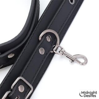 Svart rem i veganskt läder med metallspänne från Midnight Desires Bondageset.