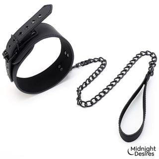 Svart halsband i veganskt läder med metallspänne, samt avtagbar koppel med handledsögla.