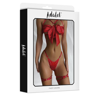 Box med Riley Röd Rosett-Lingerieset med stringtrosa, strumpeband och stor rosett, modellerad av en kvinna, märkt Adalet Finest Lingerie.