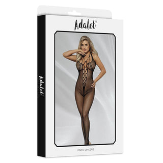 En kvinna modellerar Adalet Sarah Fishnet Bodystocking på en vit Adalet Lingerie-förpackning, som framhäver eleganta och sensuella underkläder.