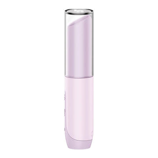 Satisfyer Secret Kiss är ett läppstiftsrör av lavendel med ett genomskinligt lock, med en slät, något lutande topp för enkel applicering. Dess eleganta och moderna design förstärker dess minimalistiska estetik, medan vattentät-funktionen garanterar hållbarhet och motståndskraft i alla miljöer.