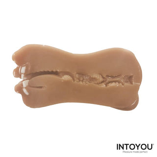 Beige TPE-masturbator med dubbelöppning och strukturerad kanal, avbildad på vit bakgrund med INTOYOU-logotypen.