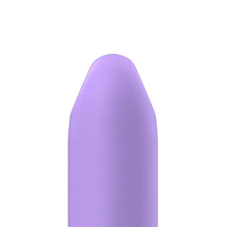 Närbild av Sulley Liquid Silikon Bulletvibrator, en lila, cylindrisk kula gjord av silkeslen silikon med en rundad spets, mot en vit bakgrund.
