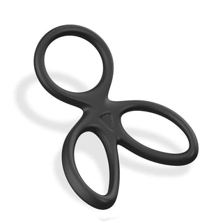 En svart Beast Rings Triple Penisring med tre sammankopplade öglor och en abstrakt design visas på en vit bakgrund.
