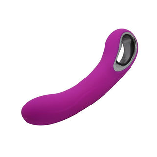 PrettyLove Elmer Pink - en rosa silikonvibrator med böjd design, metallisk accent och ergonomiskt handtag, isolerad mot vit bakgrund.