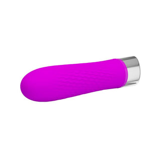 Pretty Love Sebastian Lila Vibrator är en liten, lila silikonvibrator med en texturerad yta och silverfärgad bas. Vattentät och snygg, denna diskreta njutningsenhet sitter elegant på en vit bakgrund.