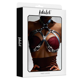 En låda med Adalet-underkläder med en modell som bär Wendy Vegan Leather Harness, en svart justerbar kroppssele i veganläder, över en vinröd behå.