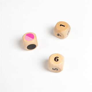 Tre tärningar i Erotiskt Jenga Spel för Par: en med siffrorna 4 och 7, en med 5 och 6, samt en med färgade och svarta cirklar-perfekt för att krydda nästa kväll tillsammans.