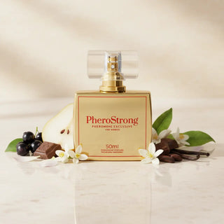 En genomskinlig glasflaska med PheroStrong Exclusive Women 50 ml med silverlock, visad på en marmoryta.