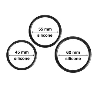 Tre svarta silikonringar, storlekarna 45 mm, 55 mm och 60 mm, är arrangerade i en triangel. De passar perfekt med Alexia Harness Med Bälte för dina erotiska lekar-sessioner.