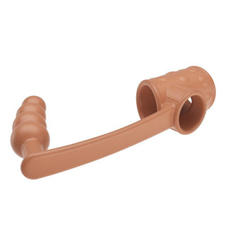 Brun analplugg i plast med penisring, strukturerat handtag och två fingerhål i en distinkt design med flera pärlor.