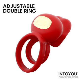 Röd, justerbar dubbel penisring med liten klitorisstimulator, tillverkad av silikon, med ”INTOYOU”-logotypen längst ned till höger.