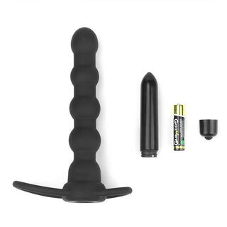 Lovetoy Dubbel Trouble Penisring: Vibrerande penisring i svart silikon med bulletvibrator, batteri och avtagbart lock, mot en vit bakgrund.