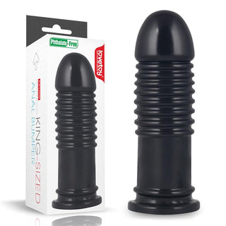 Svart, räfflad analplugg tillverkad av kroppssäkert PVC, med en avsmalnande form och en utvidgad bas.