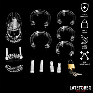 Latetobed Clear Penis Cage inkluderar ringar, låsstift och ett hänglås. Denna transparenta BDSM-enhet har varumärkesikoner och presenteras mot en elegant svart bakgrund.