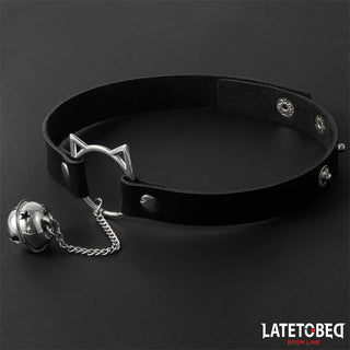Latetobed Cat Ear Collar är en svart choker med en kattöronberlock och klocka i metall, perfekt som en lekfull BDSM-tillbehör, mot en elegant svart bakgrund.