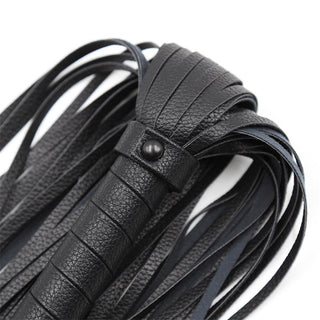 Närbild av Latetobed Classic Flogger 42cm i svart läder, med flera remsor och ett ergonomiskt handtag för optimalt grepp.