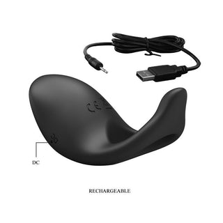 USB-laddningsbar penisring i svart silikon med ergonomiskt böjd design, visas med medföljande laddningskabel.