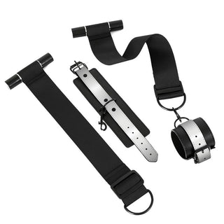 Avslöja tjusningen med IntoYou Door Restraint Kit, som visar svart och silver justerbara handbojor med hållbara remmar. Perfekt för att utforska din erotiska fantasi, detta set förvandlar vilket utrymme som helst till en lekplats med möjligheter.