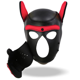 Pup Play Hundmask Neopren i svart och rött har spetsiga öron och ett avtagbart munstycke, perfekt för valplek eller BDSM-scener, visas mot en vit bakgrund.