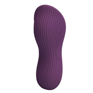 Lila silikonvibrator med böjda ribbor, ergonomiskt handtag och modern design.