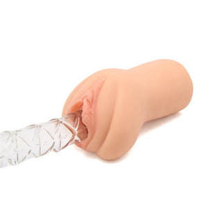 Genomskinlig handhållen onaniprodukt i TPE med en realistisk vaginalöppning och en texturerad tunnel på insidan.