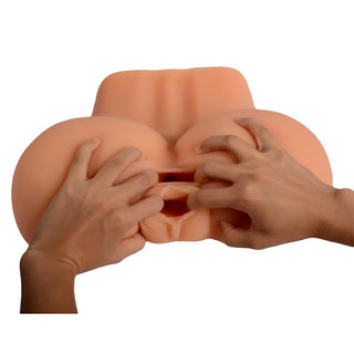 Med Mature Kelly Masturbator, upplev en realistisk touch med sin köttfärgade silikonform med anatomiska detaljer. Den kurviga designen förstärker varje känsla för en autentisk upplevelse.
