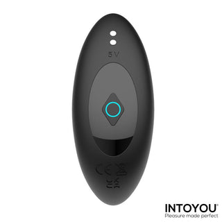 Svart ovalformad Milton Tapping Analplugg med en cirkulär knapp och INTOYOU-logotyp längst ner till höger. Denna fjärrkontroll är utformad för analstimulering och erbjuder sömlös kontroll och ökad njutning.