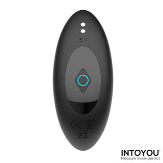 Svart ovalformad Milton Tapping Analplugg med en cirkulär knapp och INTOYOU-logotyp längst ner till höger. Denna fjärrkontroll är utformad för analstimulering och erbjuder sömlös kontroll och ökad njutning.