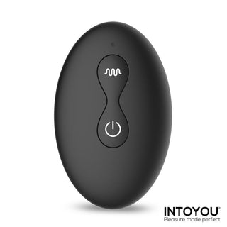 Svart oval fjärrkontroll med två knappar och INTOYOU-logotyp, tillverkad i plast, avsedd för användning med enheten Intoyou Mouve.