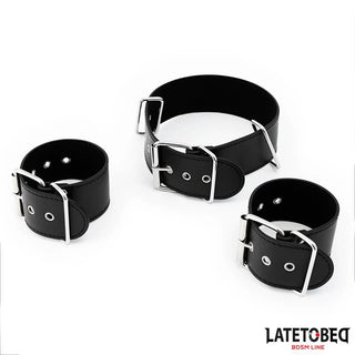Tre Latetobed Neck & Wrist Cuffs av svart läder med silverspännen, inklusive ett BDSM halsband, visas på en vit bakgrund med LATETOBE-logotypen i hörnet.