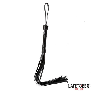 Latetobed Premium Flogger 77cm, tillverkad av svart läder med ett öglehandtag och flera svansar, visas mot en vit bakgrund.