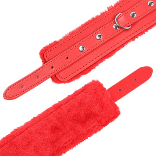 Latetobed Fur Handcuffs: röda bondagehandbojor fodrade med fuskpäls med metallspänne och D-ring, visas framifrån och bakifrån.