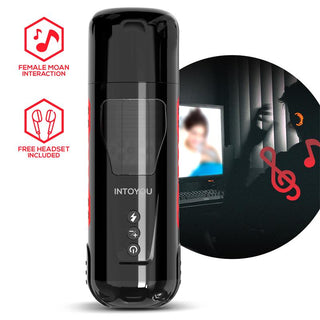 IntoYou Thrusting Masturbator är en svart, cylindrisk enhet med kontrollknappar som har TurboFunktion-teknologi och Female Moan Interaction, Pyro Edition. Det ingår ett gratis headset för en uppslukande upplevelse.