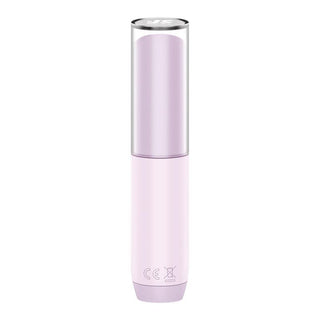 Satisfyer Secret Kiss har ett cylindriskt, ljuslila läppstiftsrör med ett halvtransparent lock som står upprätt, vilket subtilt indikerar dess vattentät-kvalitet. Säkerhetssymboler visas på den nedre delen, alla mot en vanlig vit bakgrund.