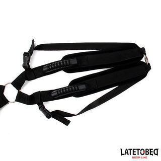 Latetobed Shoulder Swingstrap-svart justerbart BDSM-fäste med handtag, clips och remmar; LATETOBED BDSM LINE-logotyp i hörnet.