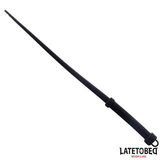 Latetobed Silicone Whip 61 cm är ett svart, svärdformat BDSM-tillbehör med ett texturerat handtag och ändögla, som visas på en vit bakgrund.