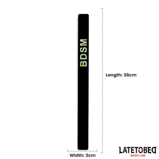 Latetobed Spanking Paddle 38cm, som visas vertikalt med mått och logotyp, är en snygg svart BDSM-paddel (38cm x 3cm) - perfekt att lägga till i din samling.