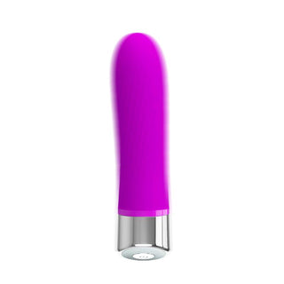 Pretty Love Sebastian Lila Vibrator, en liten lila silikoncylinder med en silverfärgad bas, visas stående upprätt på en vit bakgrund.