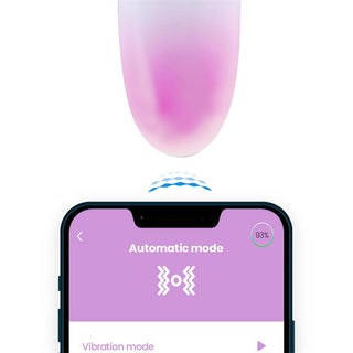 Ett lila IntoYou Vibratorägg svävar ovanför en smartphone och visar automatiskt läge, sömlöst anslutet via ActiveJoy-appen för en förbättrad upplevelse.