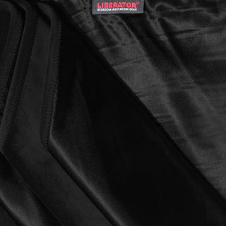 Vinyllakan Liberator är ett slätt svart satintyg prydd med logotypen LIBERATOR Bedroom Adventure Gear högst upp i mitten, perfekt för möbelskydd samtidigt som den ger en elegant och lockande touch.