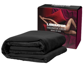 En vikt Vinyllakan Liberator Throw filt i svart visas, perfekt för att skydda möbler och samtidigt lägga till en touch av lyx.