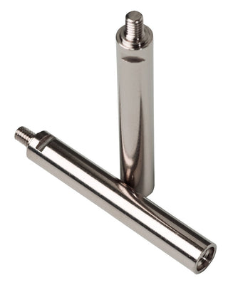 Två Jes-Extender Light Penisförlängare förlängningsstavar, metalliska och cylindriska, en placerad vertikalt, en horisontellt.