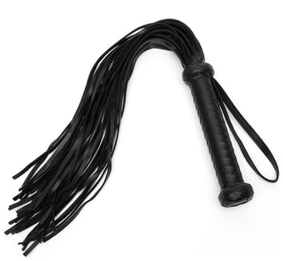 Fifty Shades of Grey Flogger visar sensuell dominans med sin svarta läderdesign. Den har ett flätat handtag och långa tofsar för stil och funktion, plus en ögla för att hänga eller greppa, vilket återspeglar lockelsen från den berömda serien.