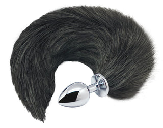 Black & White Fox Tail Plug har en glänsande, slät analplugg i silvermetall och en stor, fluffig halvmåneformad rävsvans – perfekt för djurleksentusiaster som tycker om lekfull elegans.