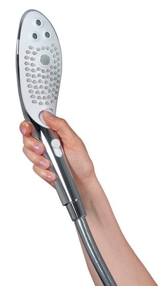 En hand håller det avtagbara duschhuvudet Womanizer Wave med ett silverhandtag och vit sprayyta, med Pleasure Jet-teknologi för överseende och en vattensparande design för att säkerställa att lyx inte äventyrar hållbarhet.