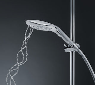 Womanizer Wave har en vattenbesparande design som sakkunnigt sprutar vatten i ett spiralmönster mot en mörk bakgrund.