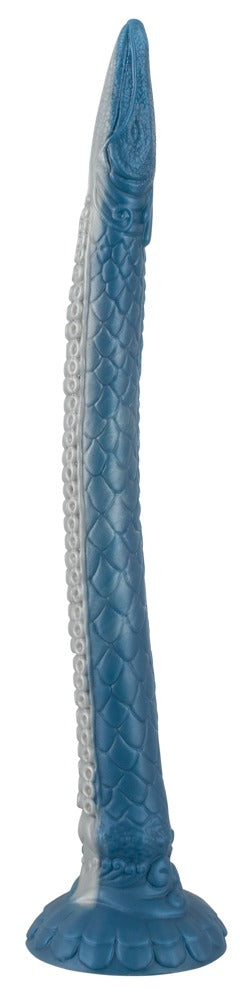 Ultra-Lång Tentakeldildo är en blå, drakinspirerad fantasileksak med fjäll, tillverkad av hygienisk flytande silikon och med en sugkopp, som visas stående upprätt.